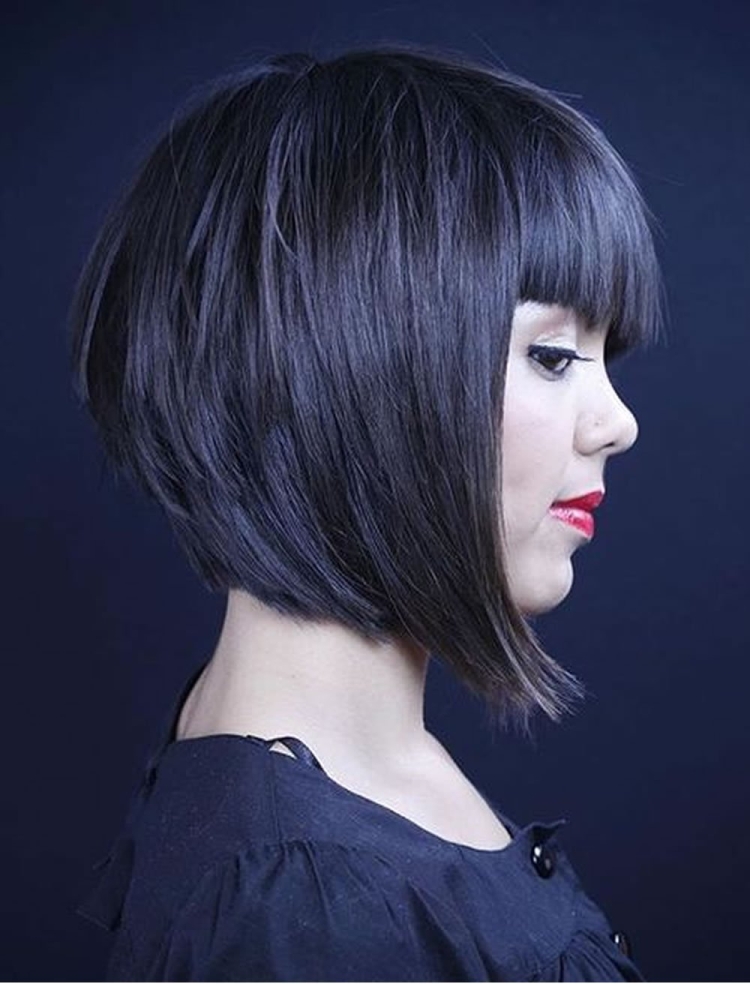 Каре-Боб с удлиненными передними прядями с челкой на средние волосы