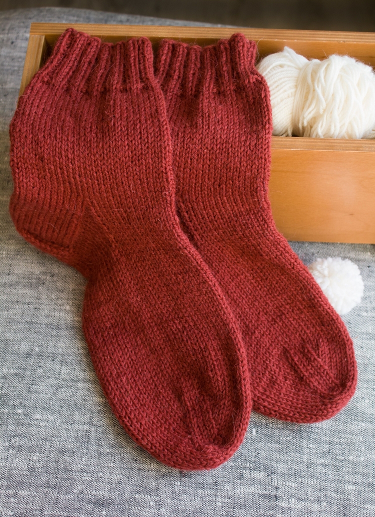 Красные вязаные носки