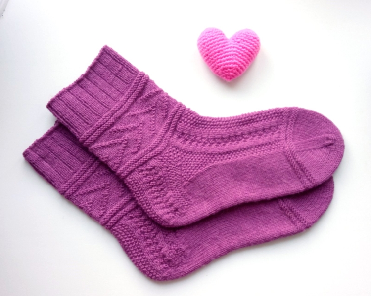 Вяжет слоненку носочки ему вышивает платочки