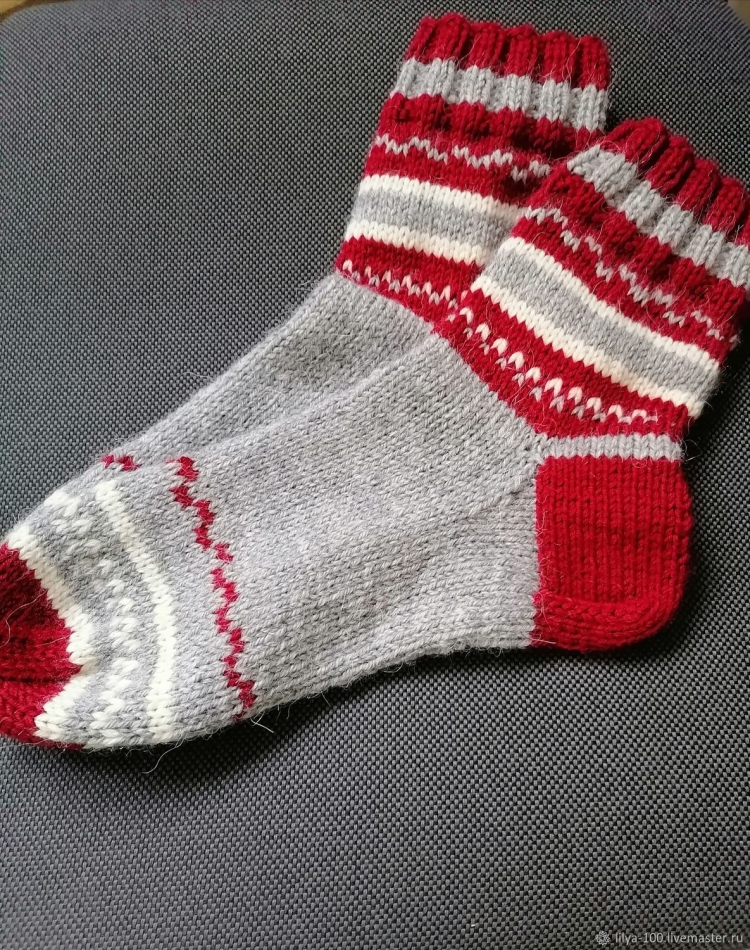 Носки вязаные серые с красной