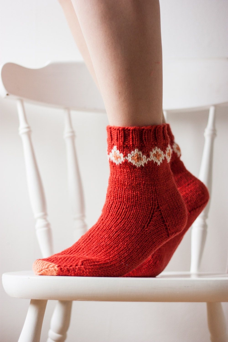 Красные вязаные носки