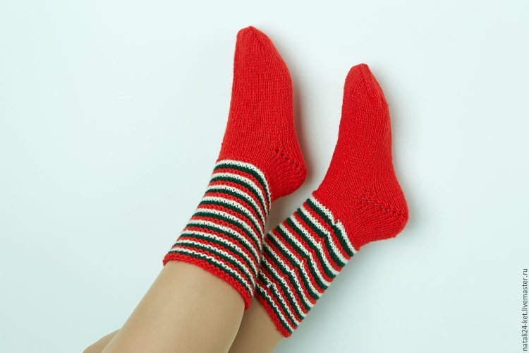 Красные носки спицами