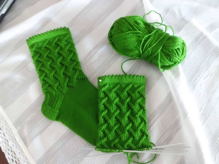 Красивые вязаные носки спицами