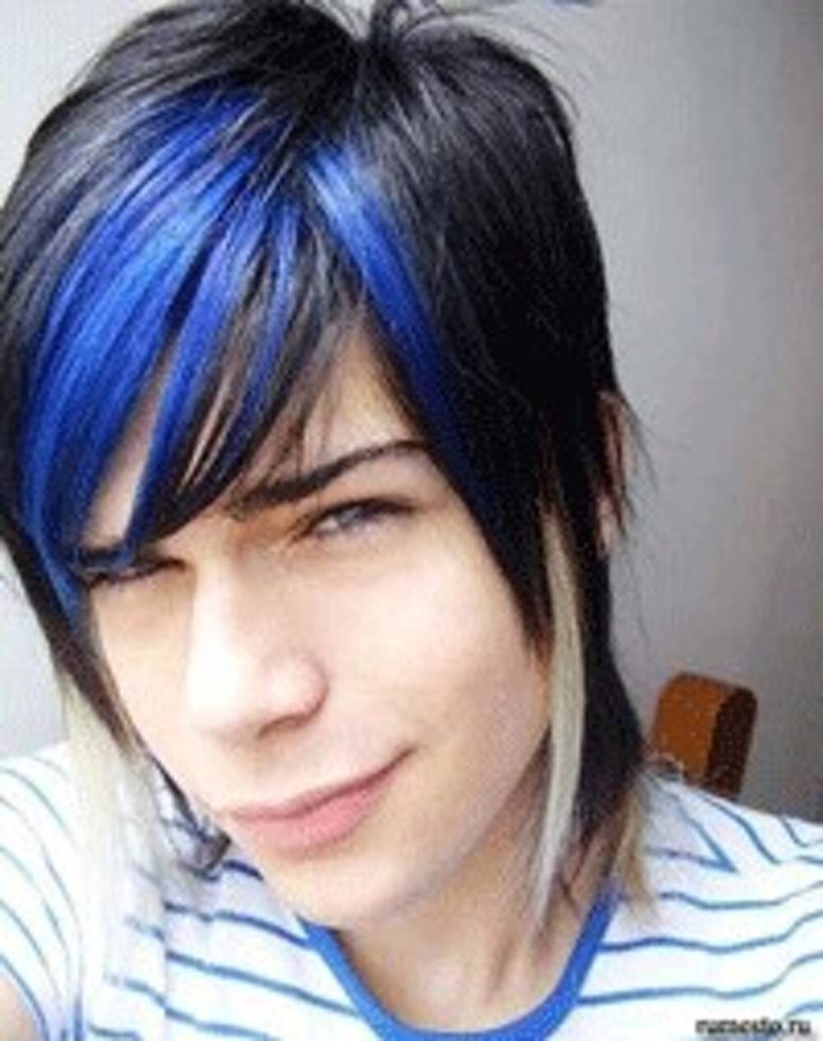 Синяя прядь парень