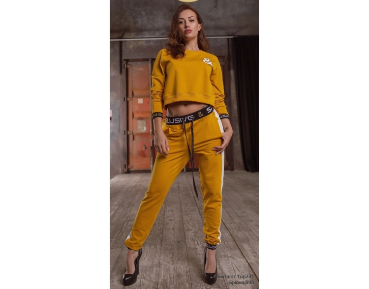 Спортивный костюм цвета охра
