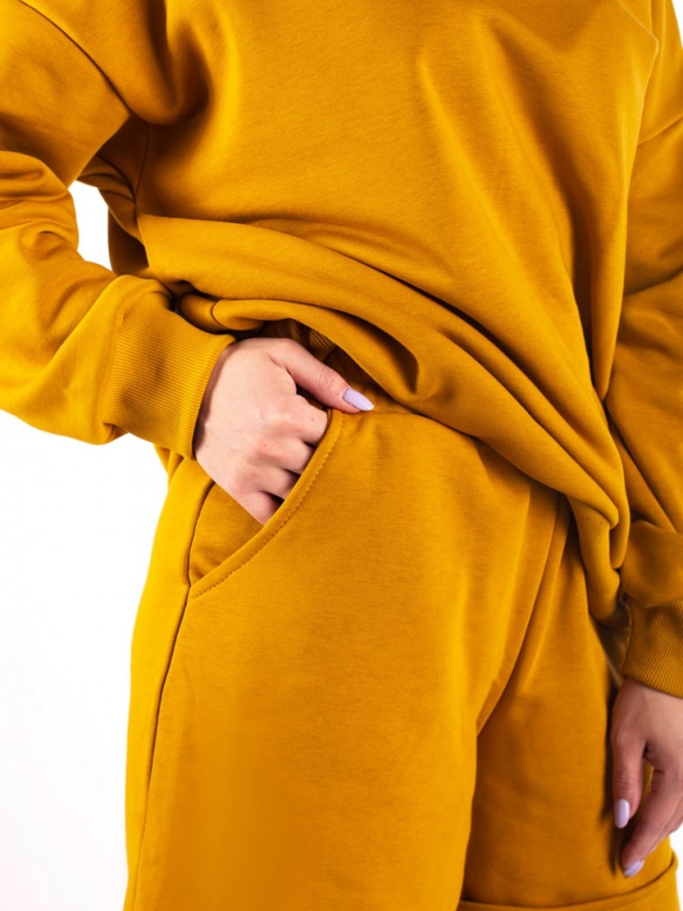 Костюм цвета охры