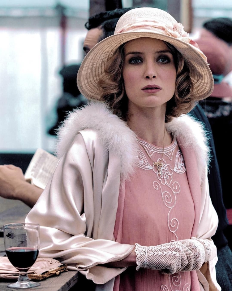 Аннабелль Уоллис Грейс