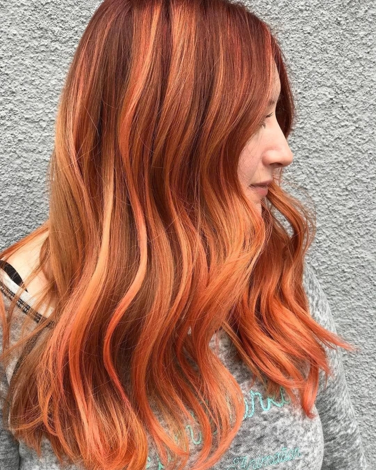 Пряди на рыжих волосах