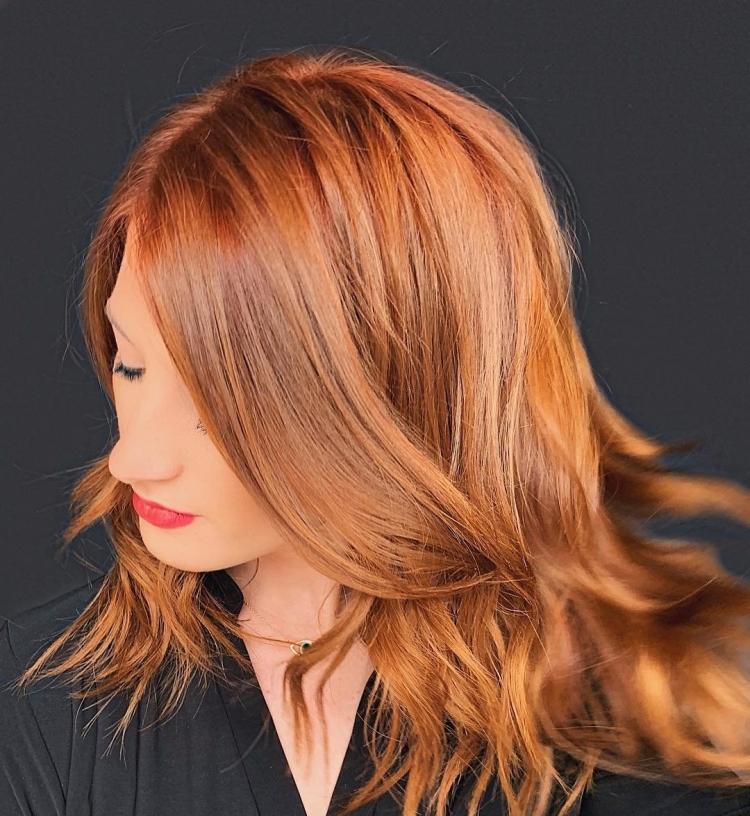 Стрижка на средние волосы карамельного цвета
