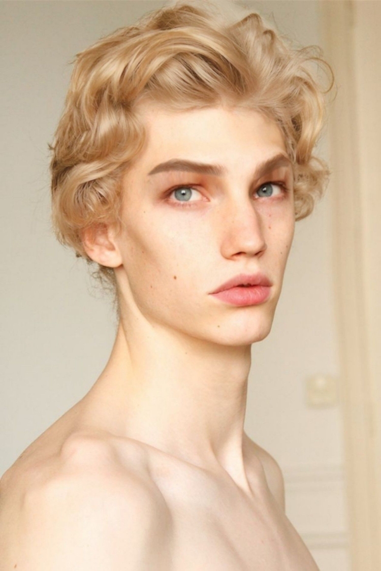 Худощавый блондин