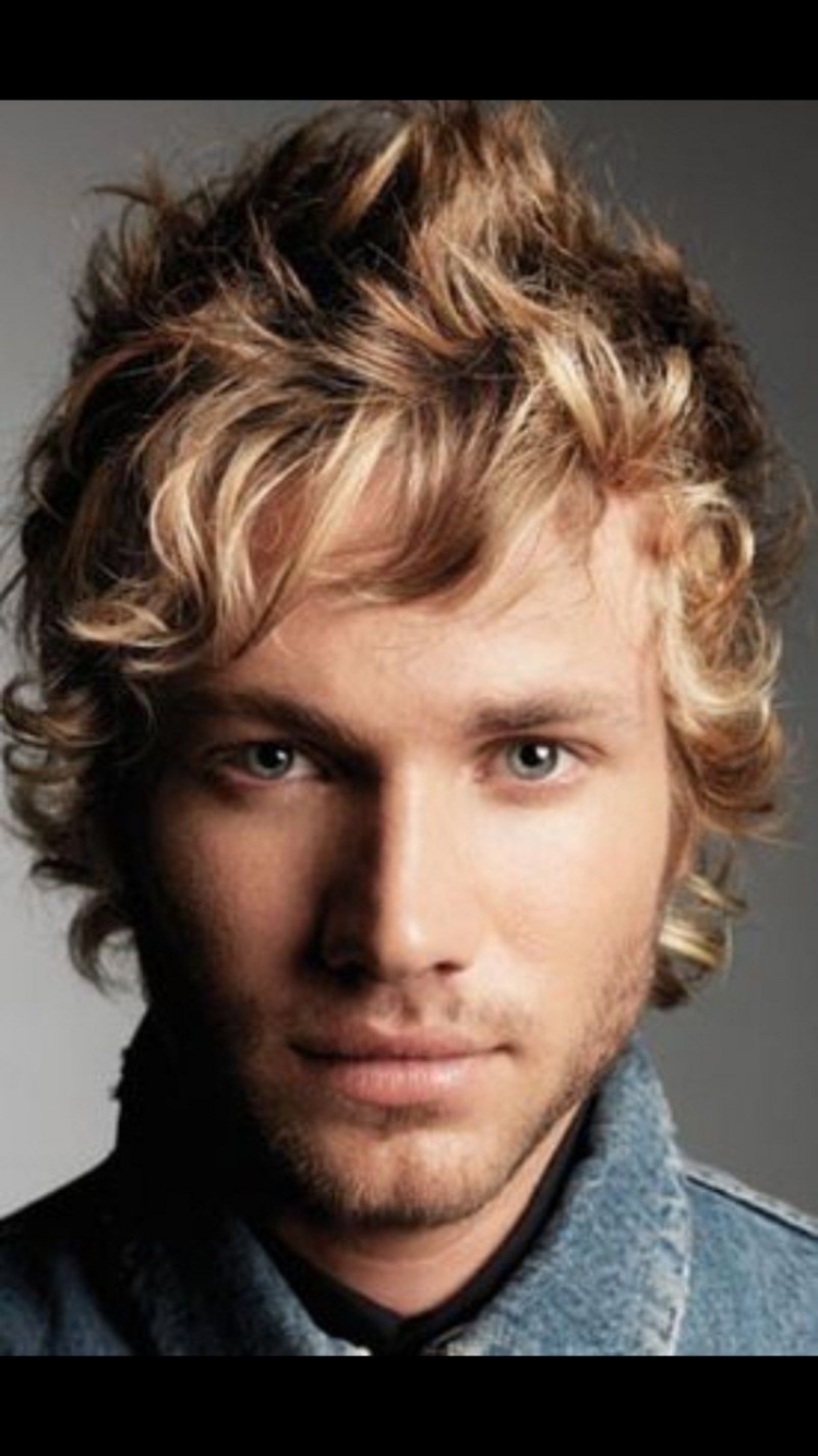 Блондин с вьющимися волосами