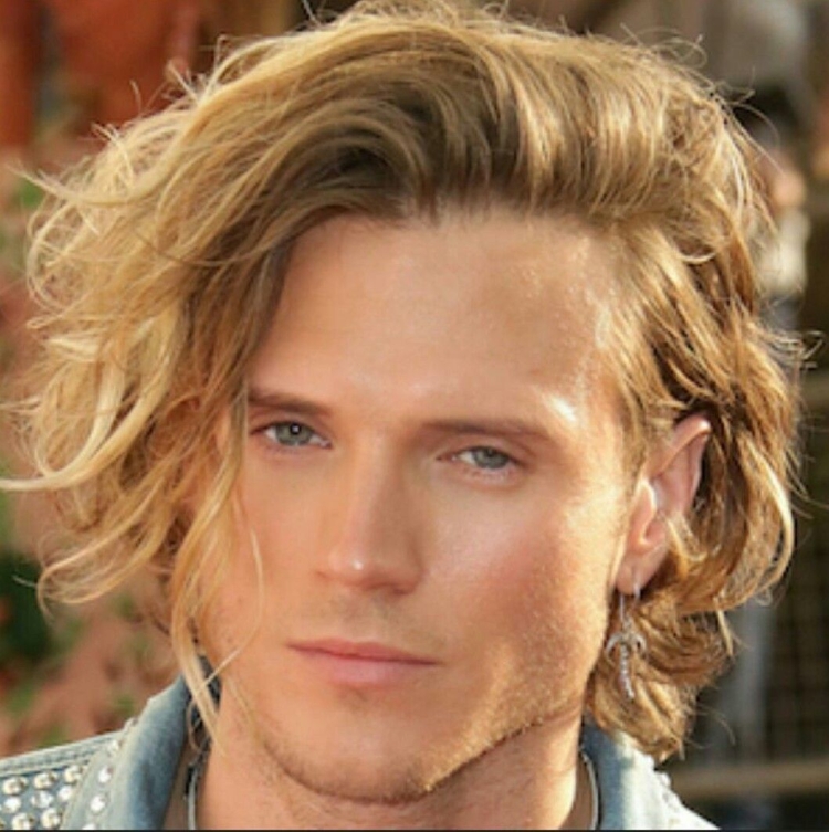 Мужские длинные прически блондин