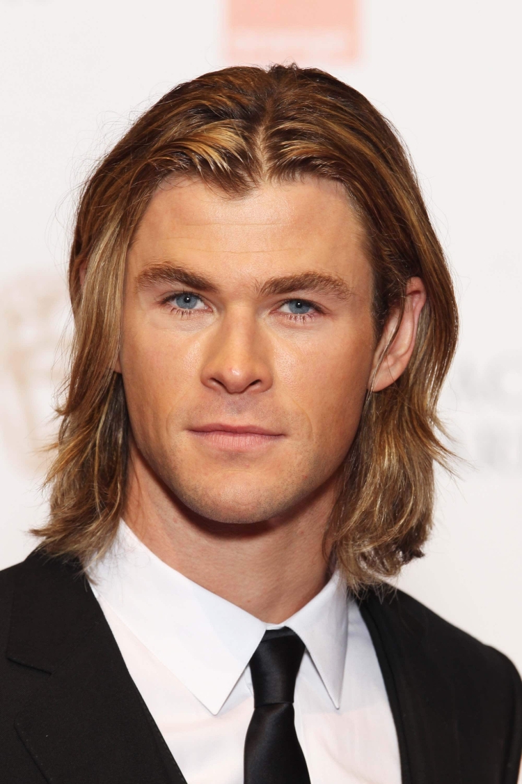 Chris Hemsworth прическа с длинными волосами
