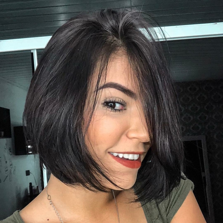 Классическое каре с косой челкой