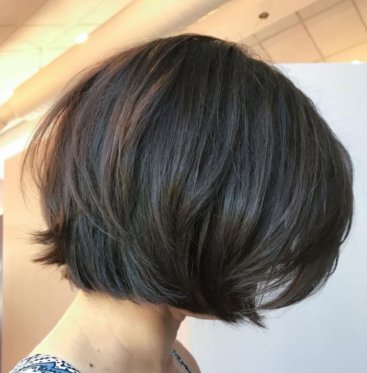 Градуированный Боб каре на средние темные волосы