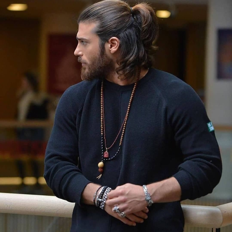 Джан Яман с длинными волосами