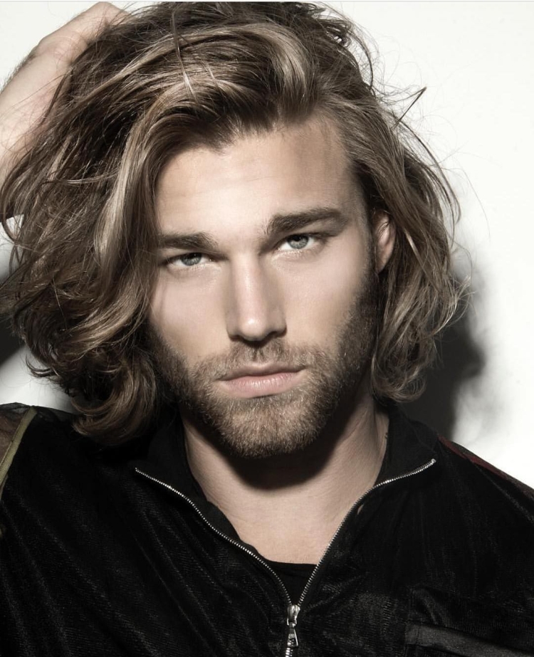 Коул Монахан длинные волосы