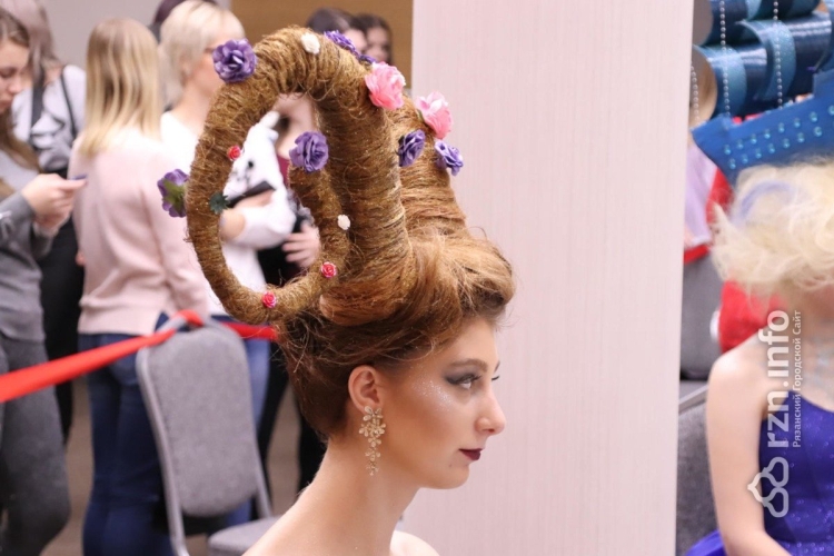Фантазийная прическа в салоне
