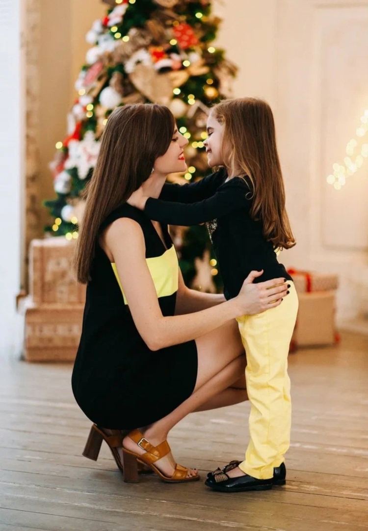 Новогодняя фотосессия мама и дочь в студии