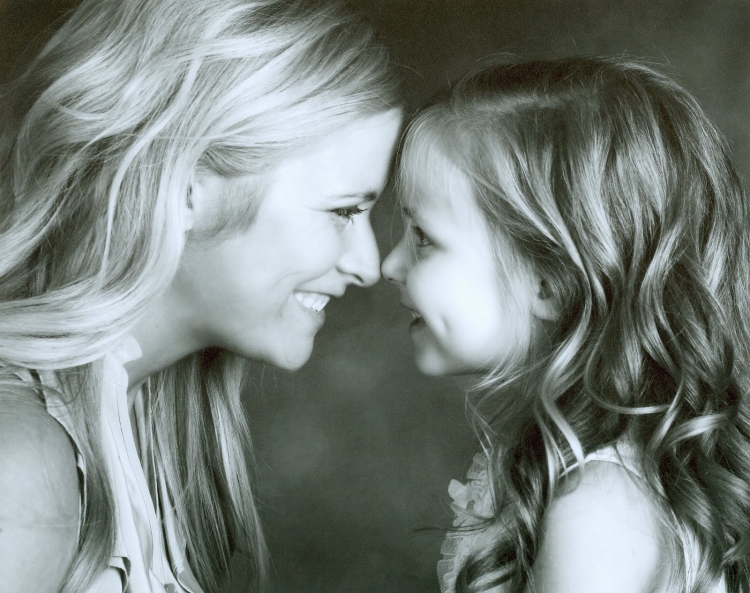 Мама и дочка черно белое
