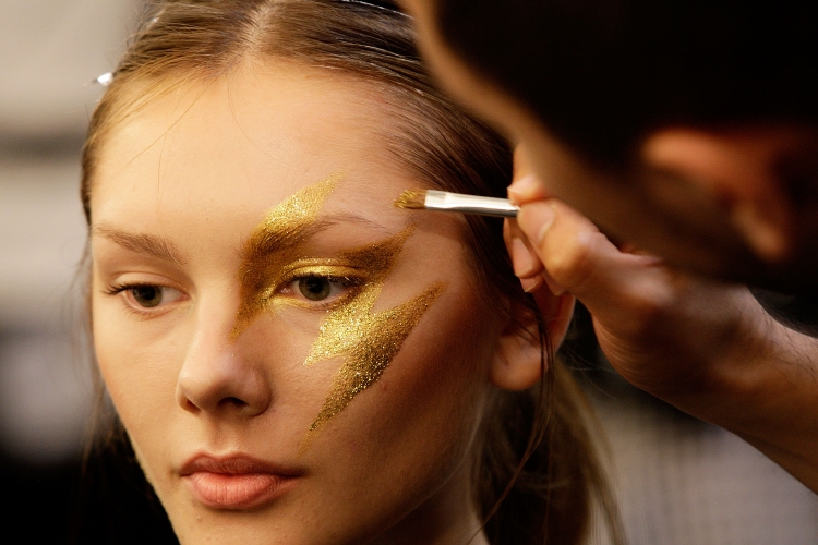 Золотой креативный макияж