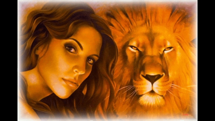 Рыжая девушка со львом