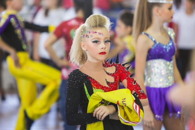 Акробатический рок-н-ролл прически для девочек