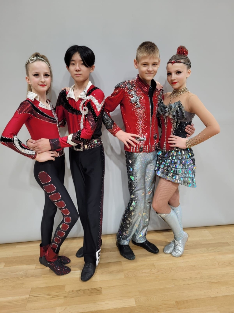 Акробатический рок-н-ролл женский формейшн