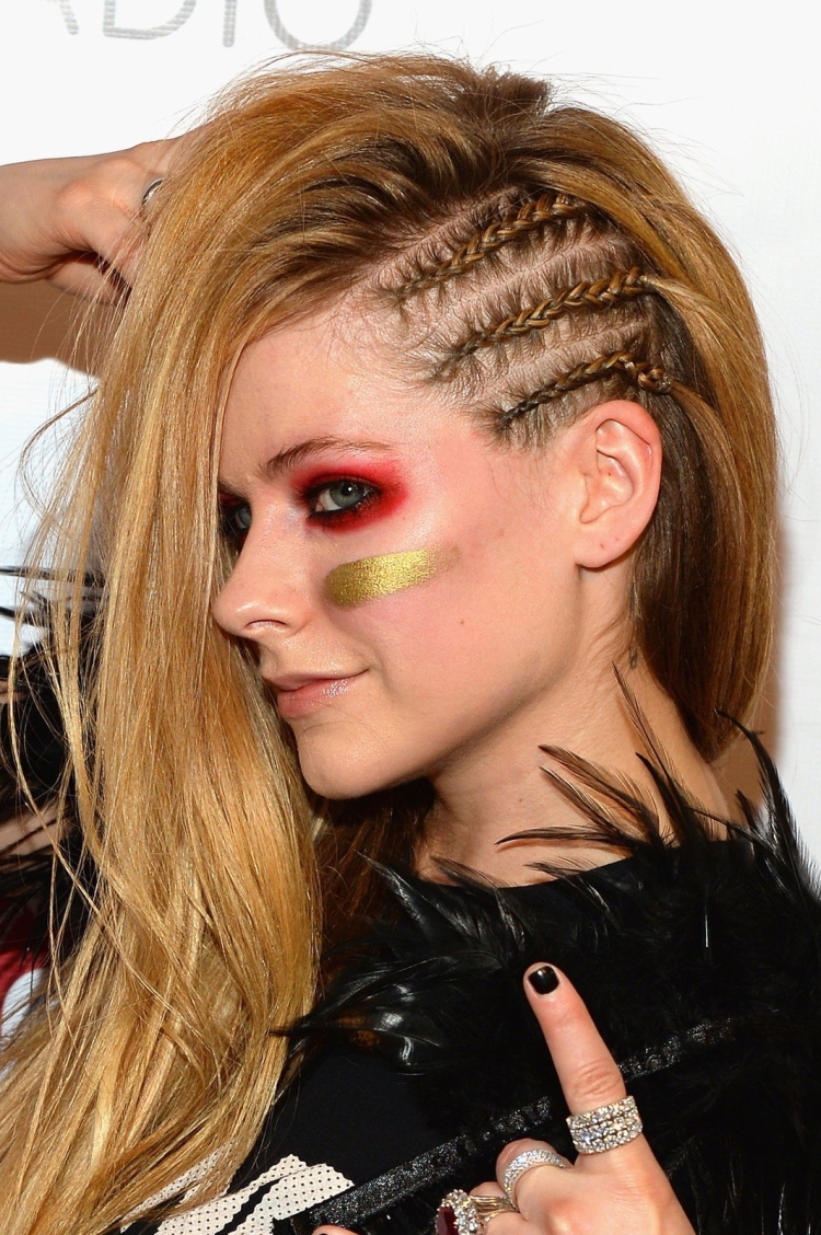 Аврил Лавин прическа