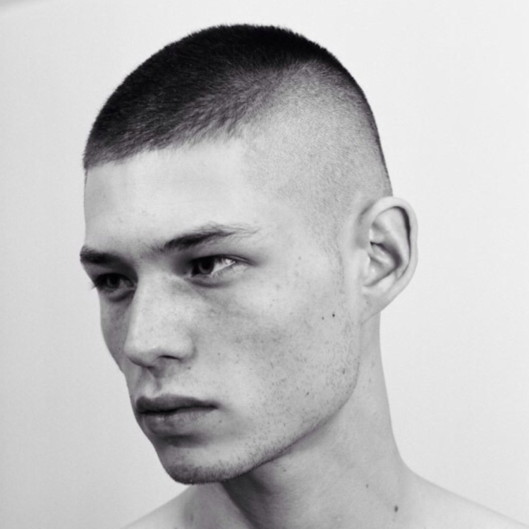 Мужские стрижки короткие с выбритыми боками