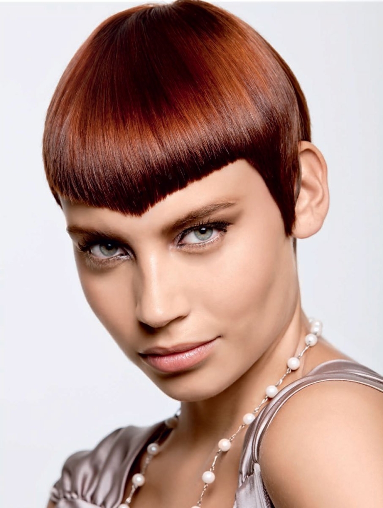 Выстриженная короткая челка