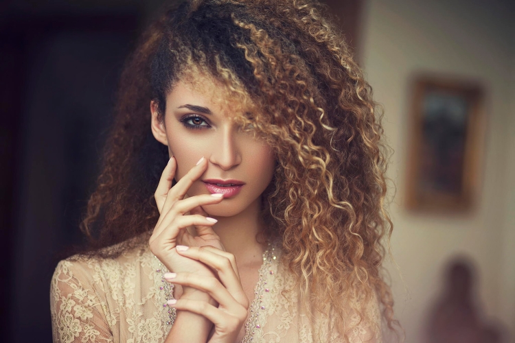 Кучерявая девушка