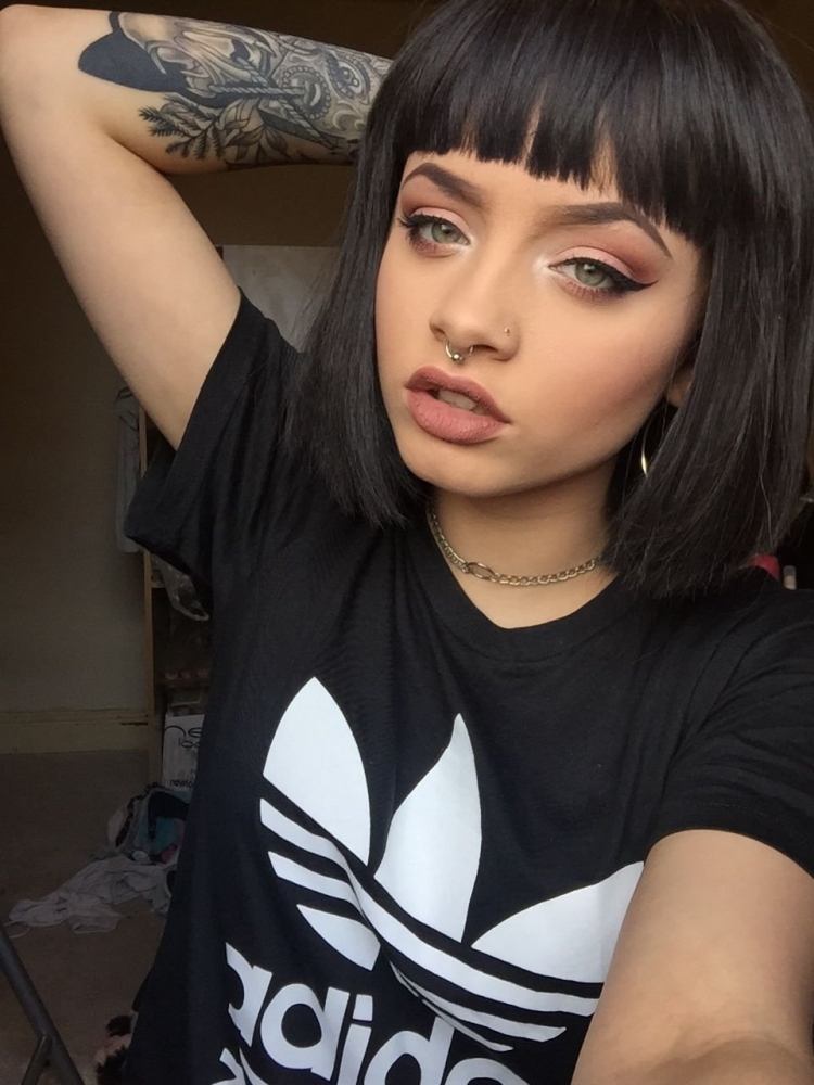 Девочки с каре и пирсингом