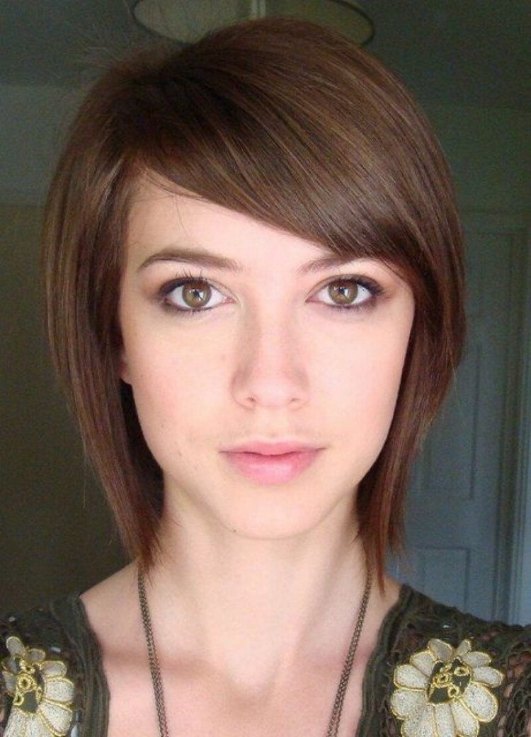 Отросшая косая челка