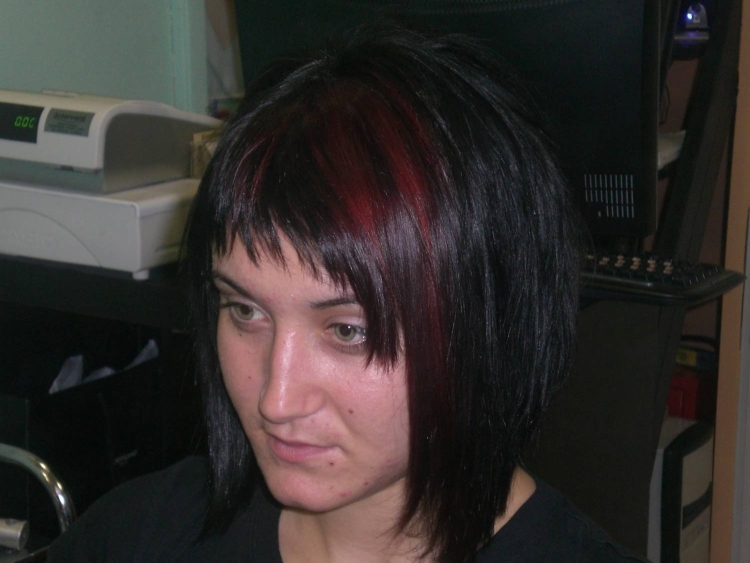 Челка с уголком над бровью