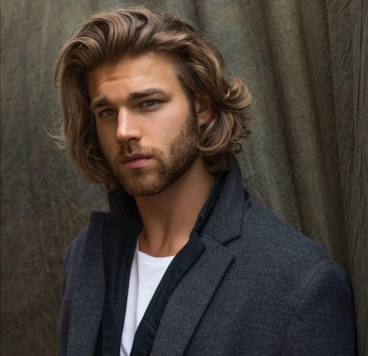 Градуированное каре мужское на средние волосы