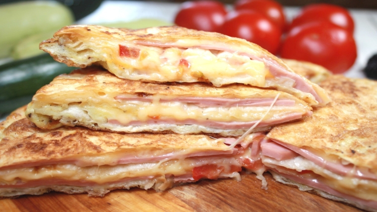 Завтрак из лаваша на сковороде