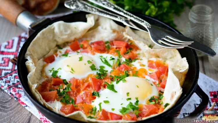 Яичница с помидорами в лаваше