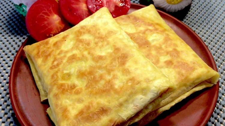 Завтрак из лаваша с начинкой на сковороде