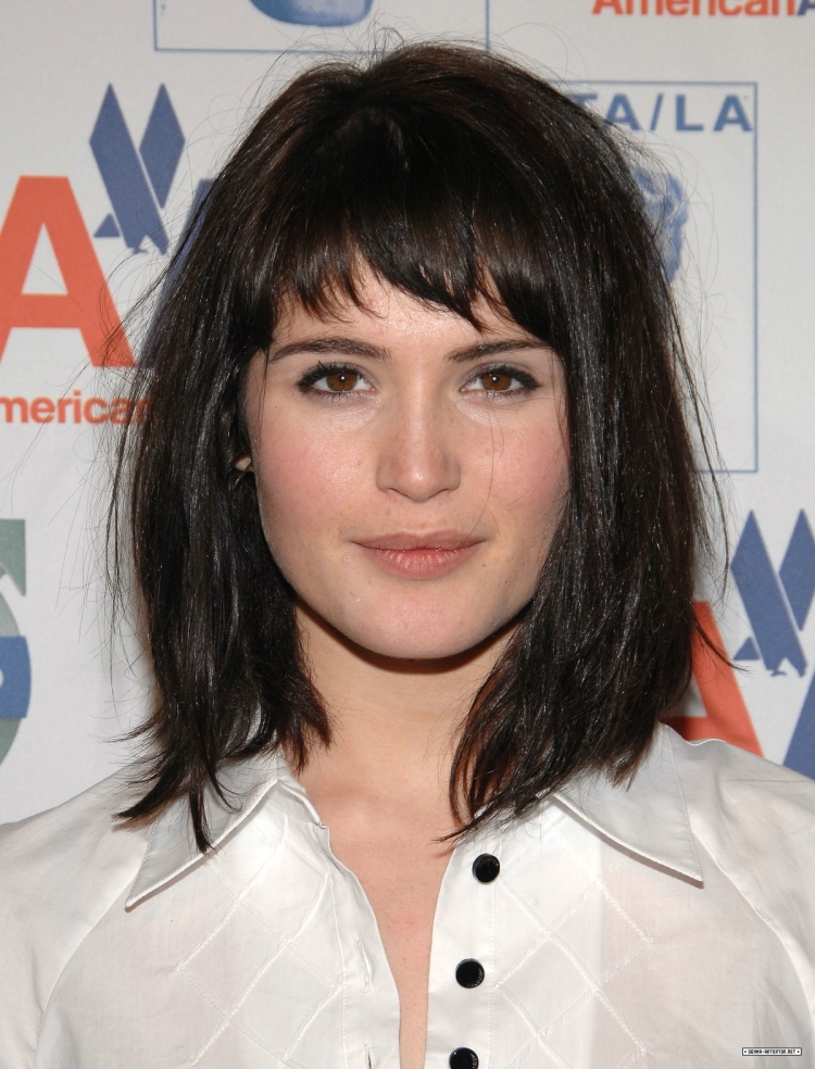 Джемма Артертон с челкой