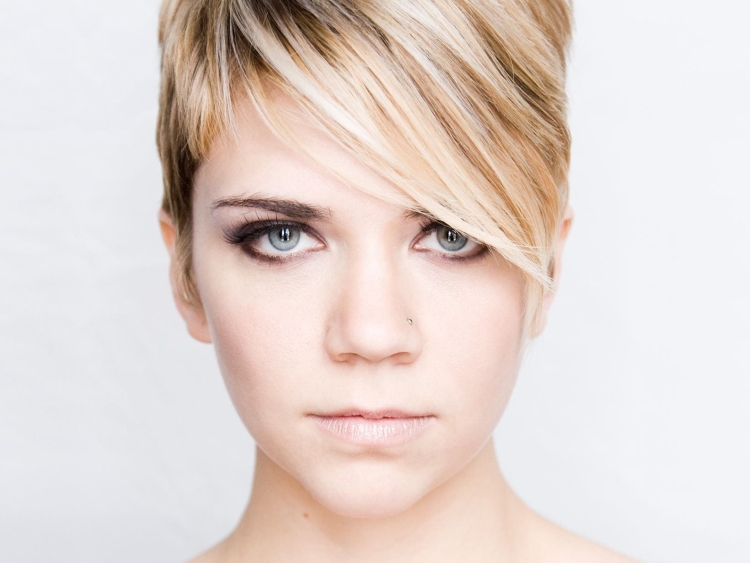 Короткая стрижка с челкой набок