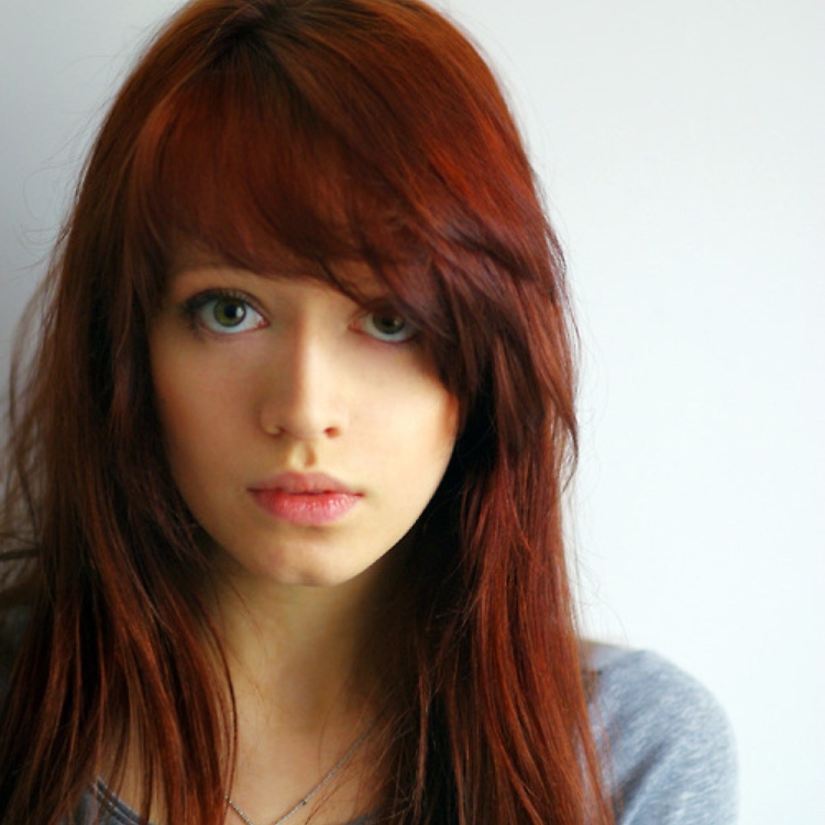 Девушки с челкой на бок