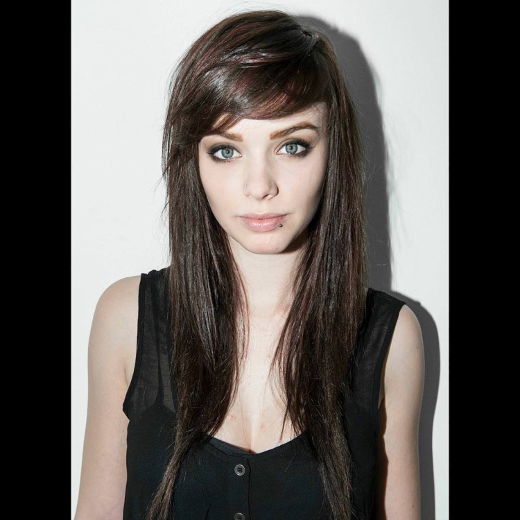 Короткая косая челка с длинными волосами