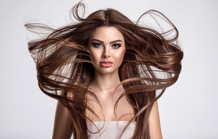 Девушка с шикарными волосами