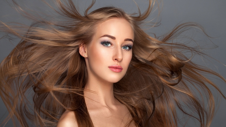 Девушка с развевающимися волосами