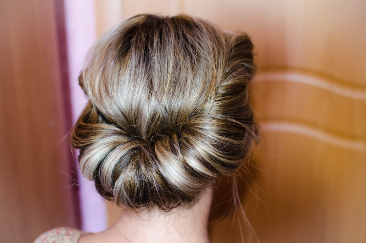 Прически с валиком на короткие волосы