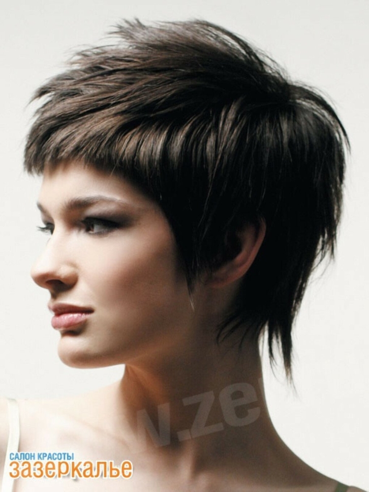Короткие стрижки с резаными челками