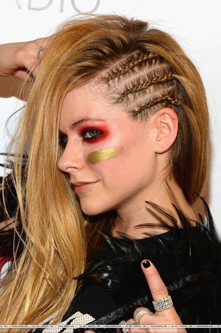 Avril Lavigne прическа