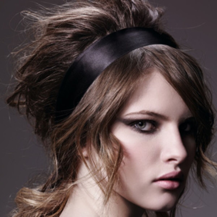 Прическа в стиле рок с челкой