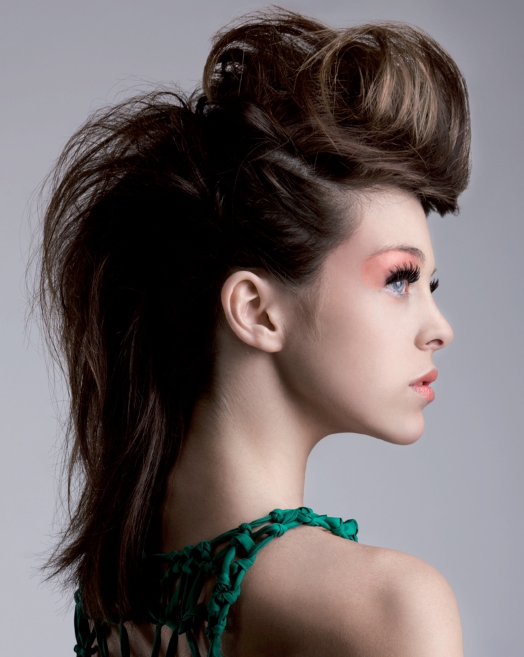 Прическа с начесом на короткие волосы